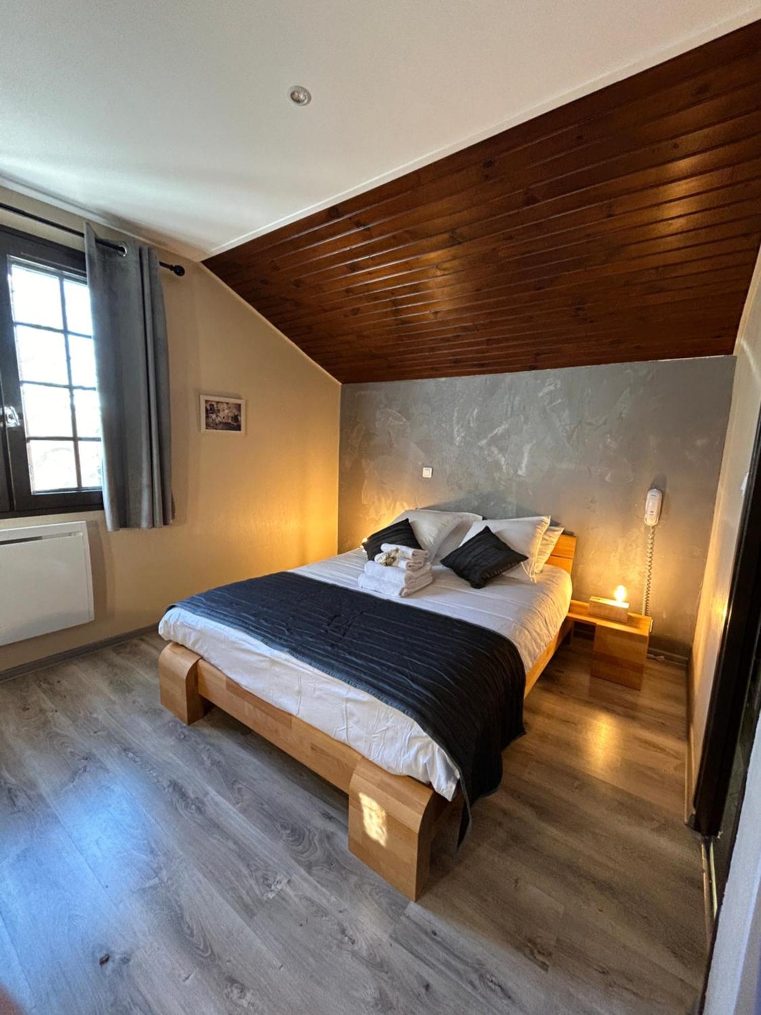 Отель Logis Le Relais De La Voie Sacree Issoncourt Экстерьер фото