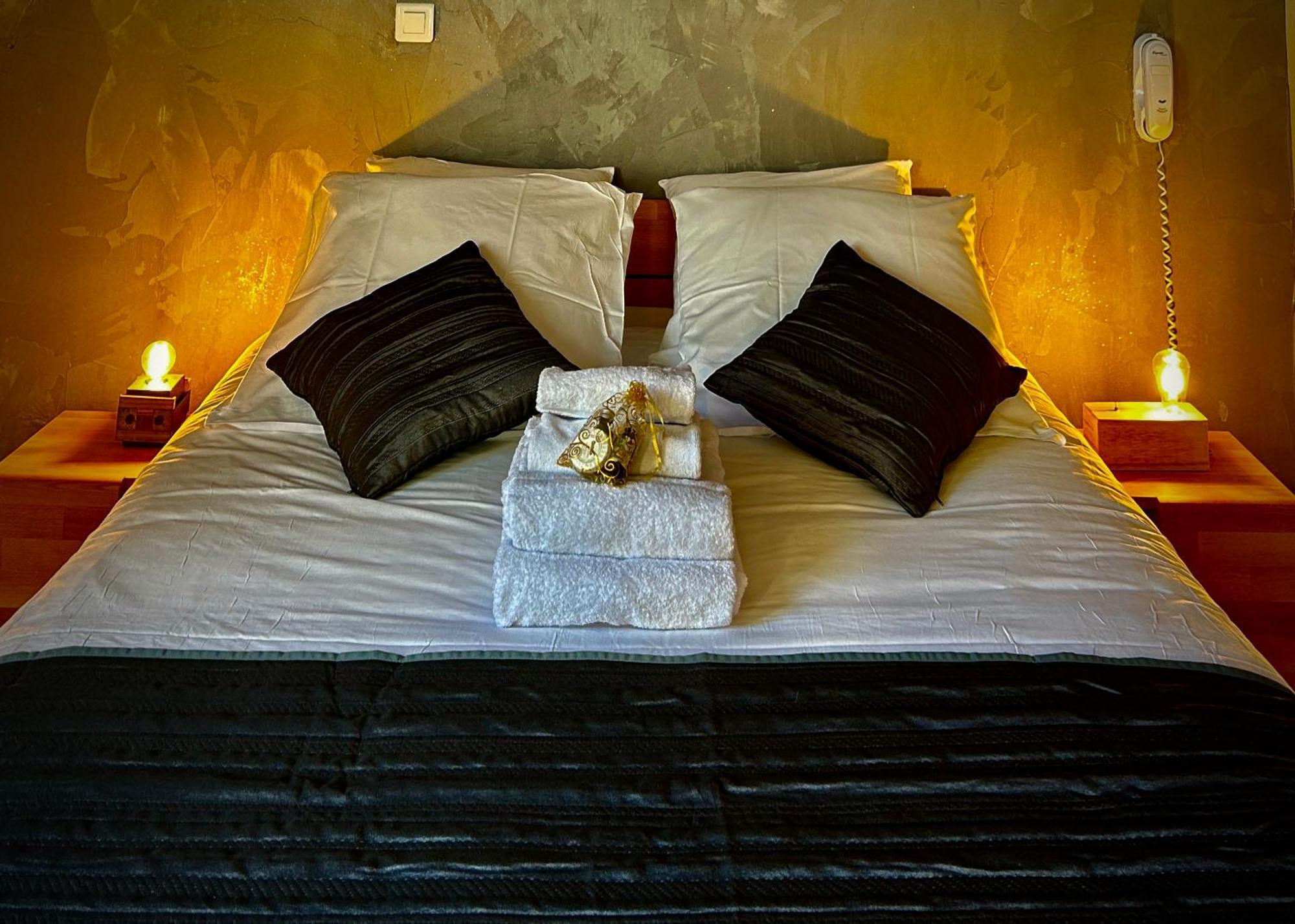 Отель Logis Le Relais De La Voie Sacree Issoncourt Экстерьер фото