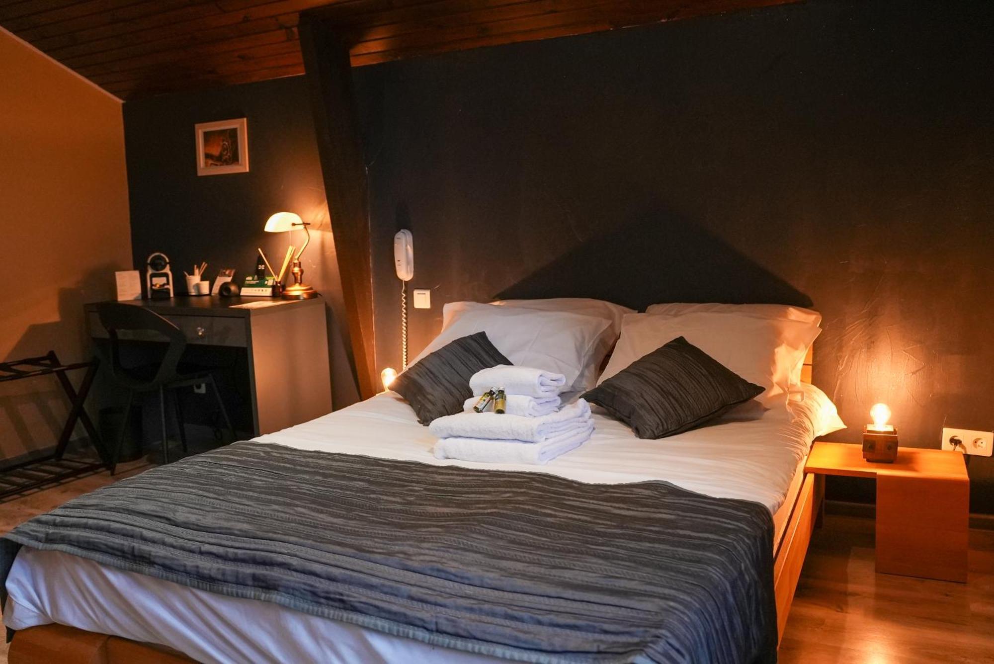 Отель Logis Le Relais De La Voie Sacree Issoncourt Экстерьер фото