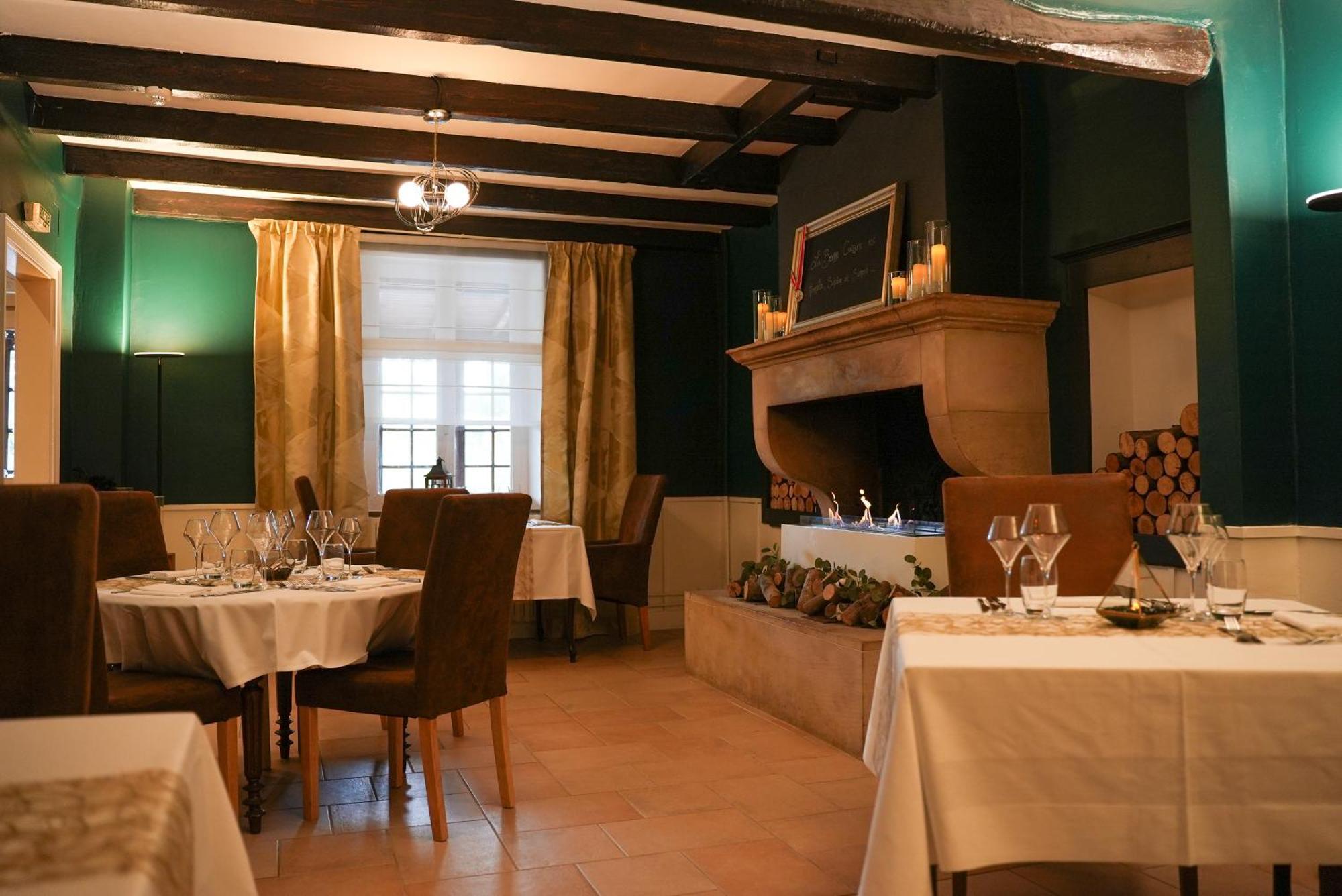 Отель Logis Le Relais De La Voie Sacree Issoncourt Экстерьер фото